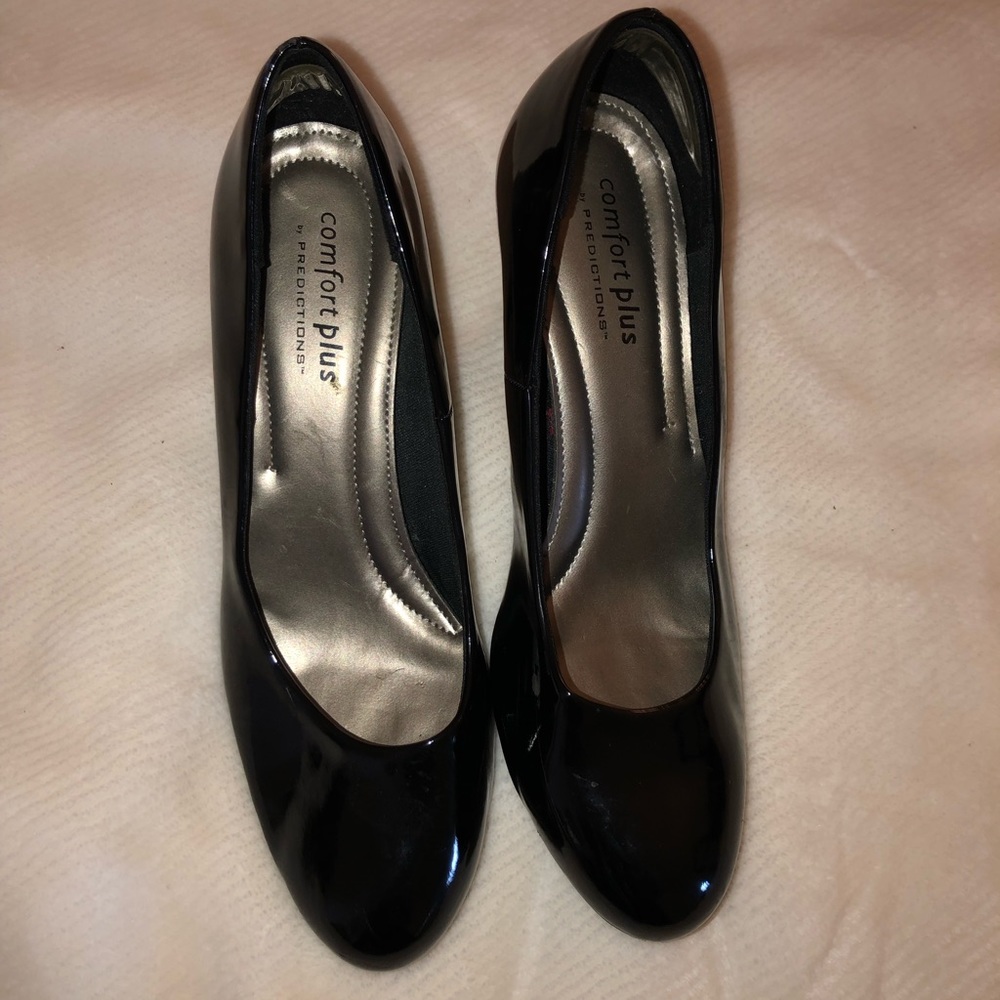 Size 10 black round toe pump